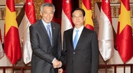 Singaporean Prime Minister Lee Hsien Loong visits Hanoi scenic spots  - ảnh 1